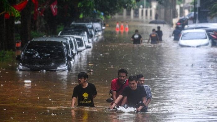 Cara Aman Mengendarai Mobil Saat Banjir