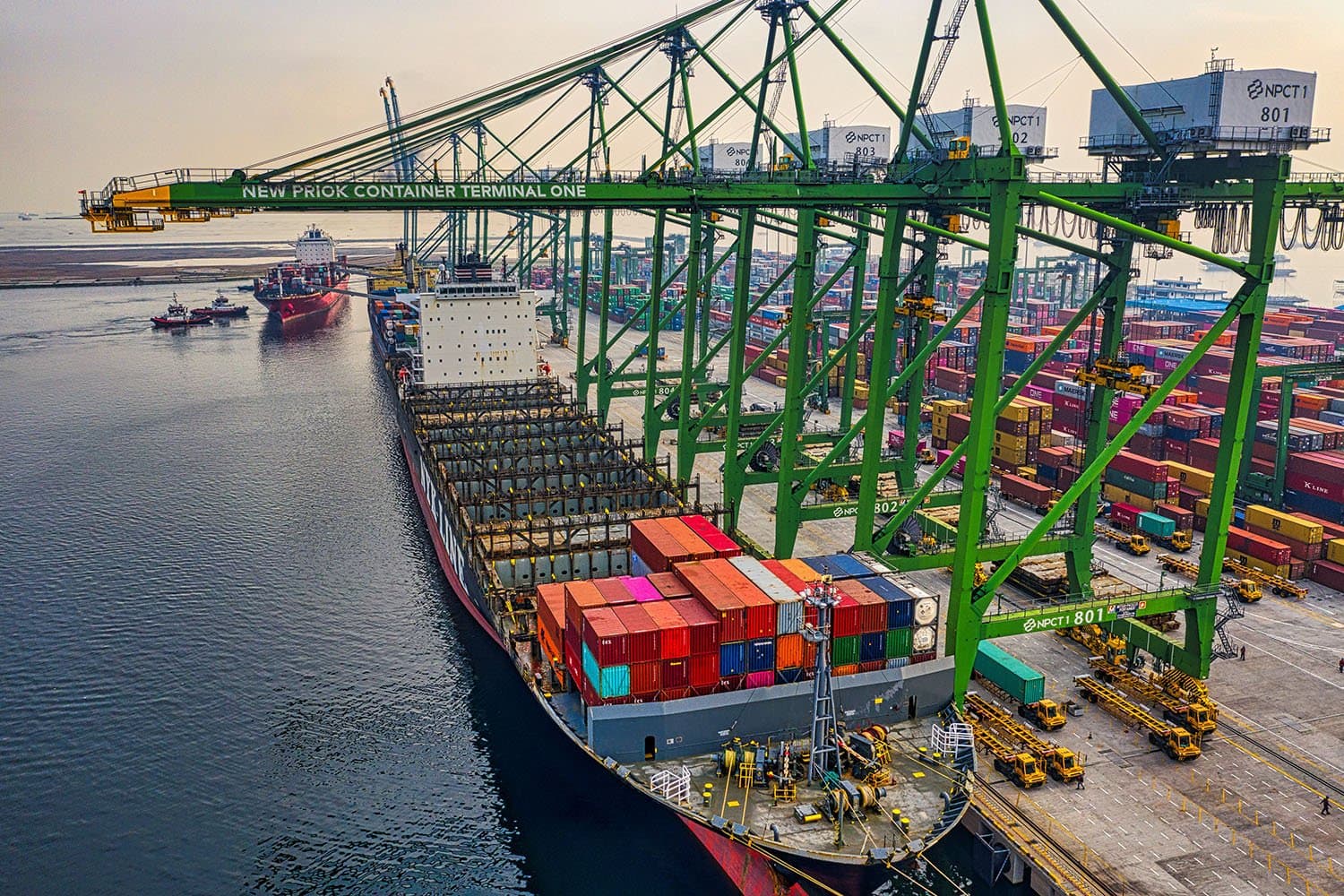 Pelindo Petikemas Remajakan Alat Bongkar Muat di 2 Terminal